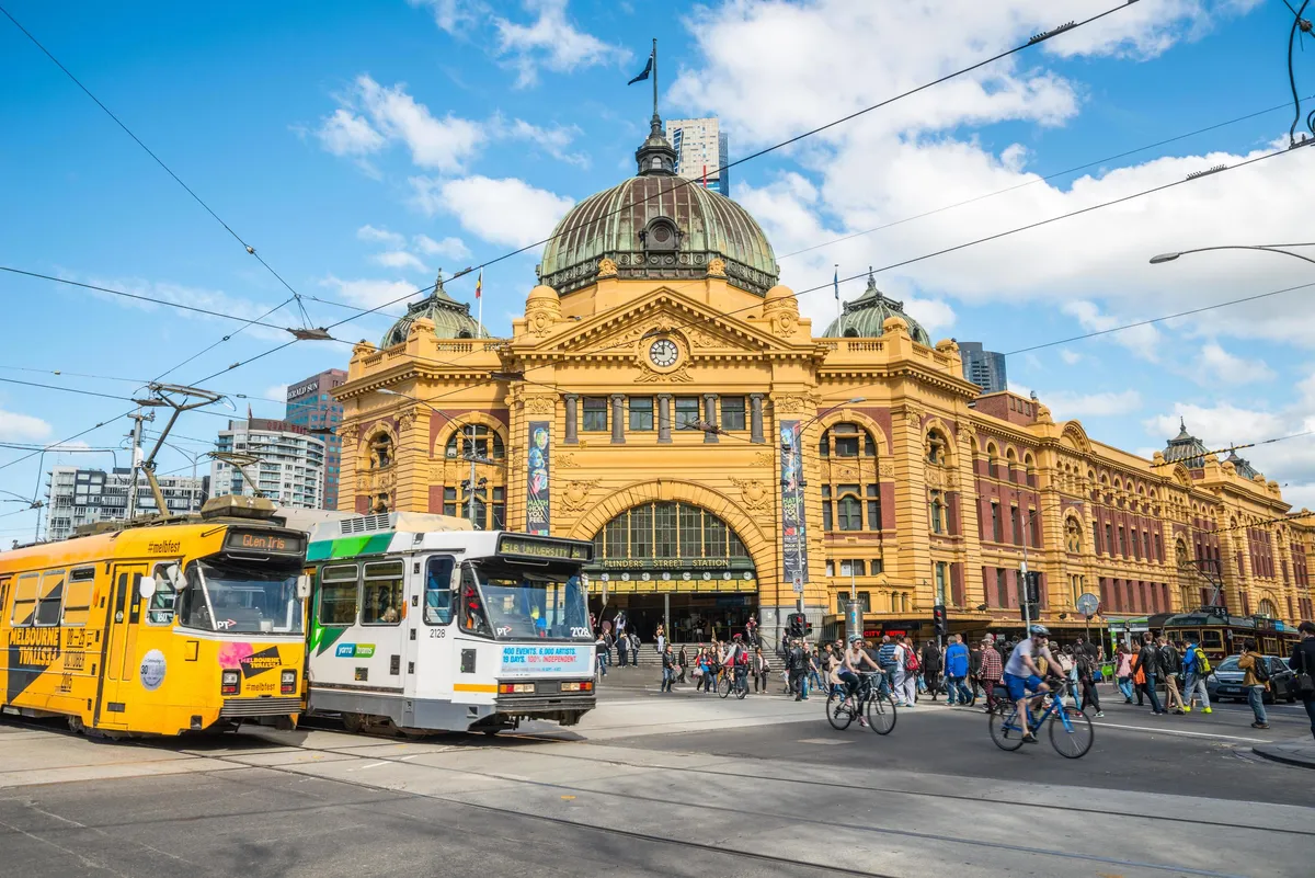 melbourne-australia-august-22-2015-flinders-street-station-an-iconic-landmark-in-the-downtown-of-melbourne-australia-free-photo