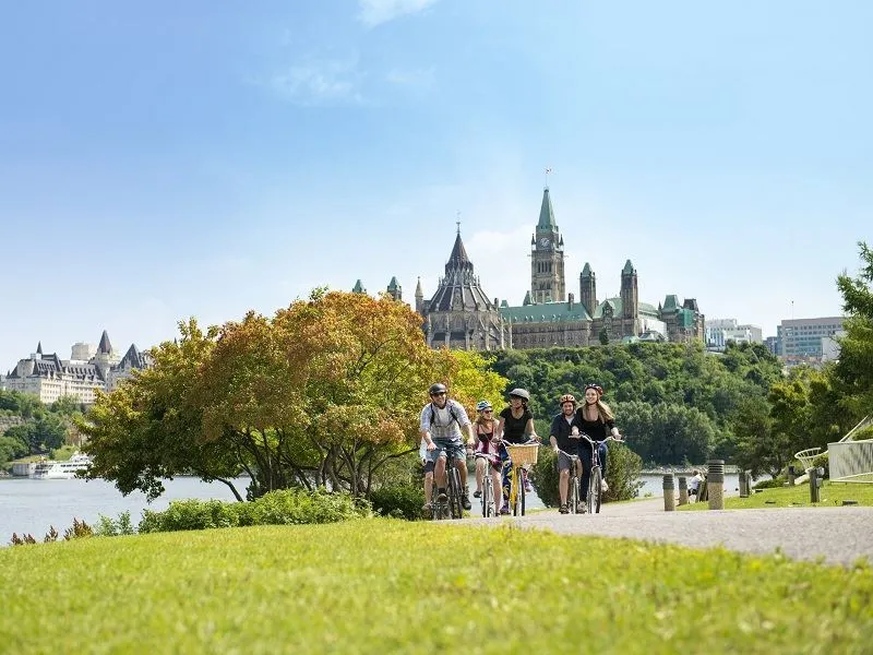 Cyclists-Parliament-Hill-Ottawa
