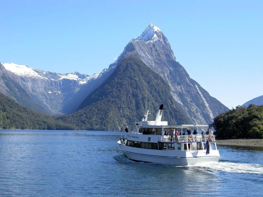 ជិះទូកកម្សាន្តនៅMilford (Milford sound day Cruise)