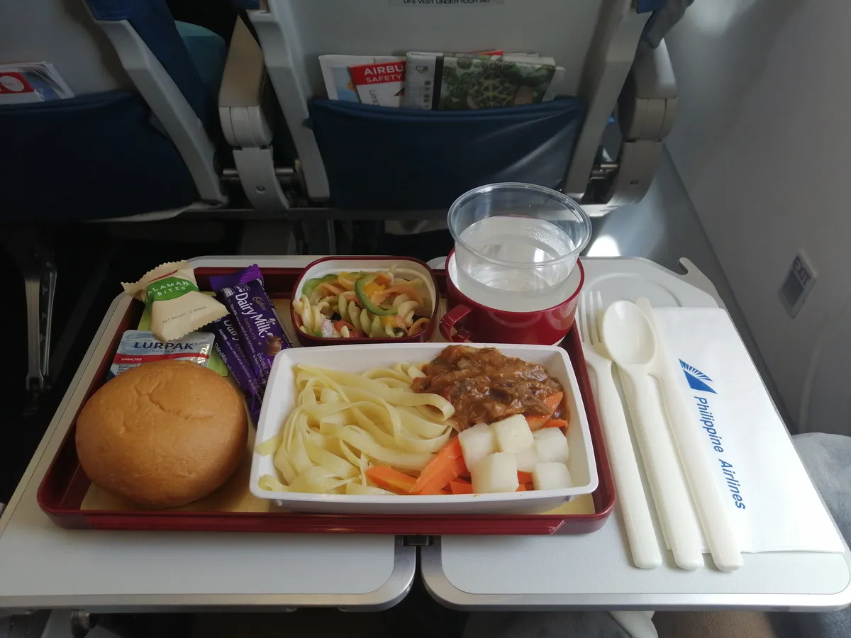 Economy_lunch_onboard_a_Philippine_Airlines_flight