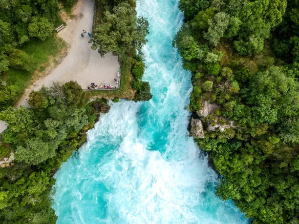 ទឹកធ្លាក់ហ៊ូកា (Huka Waterfall)
