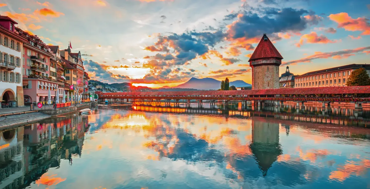 Switzerland-Lucerne-Sunset-in-historic-city-center-of-Lucerne-with-famous-Chapel-Bridge-and-lake-Lucerne-Vierwaldstattersee-Canton-of-Lucerne-scaled