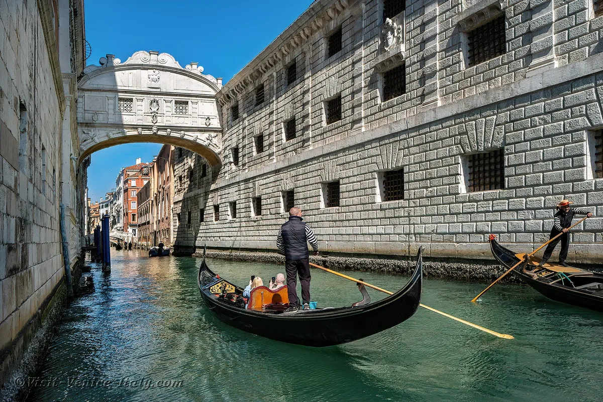 bridge-of-sigh-in-venice-italy-03
