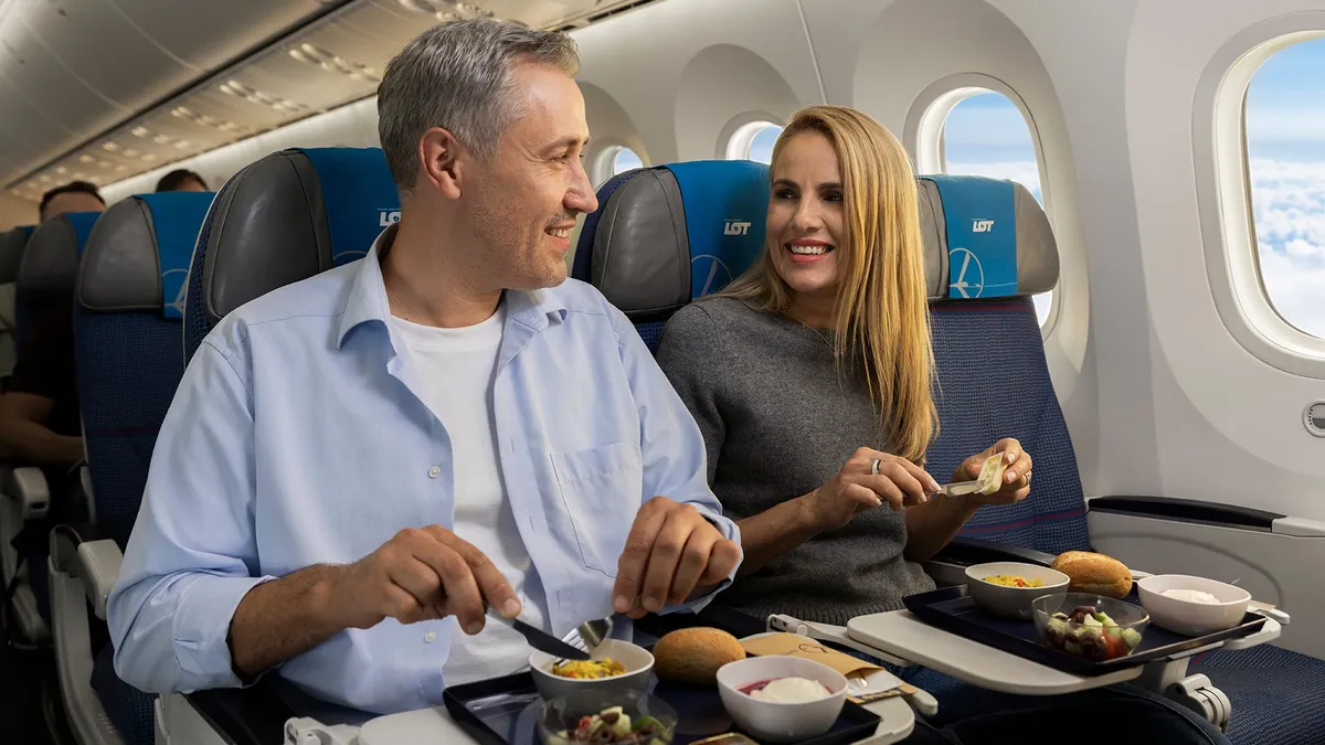 dreamliner-Passengers-are-eating-an-on-board-meal