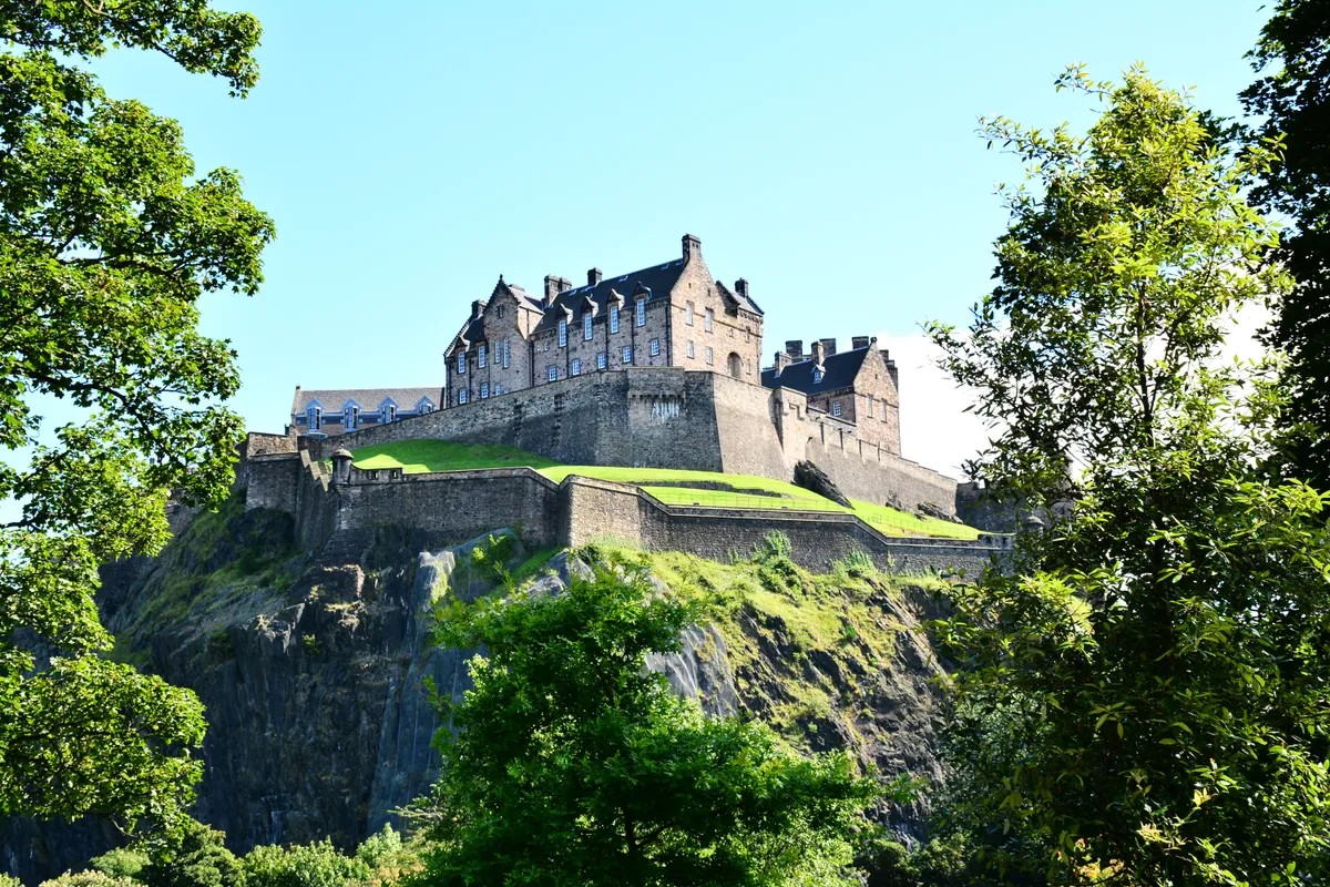 Edinburgh_Castle,_Scotland_(39616917421)