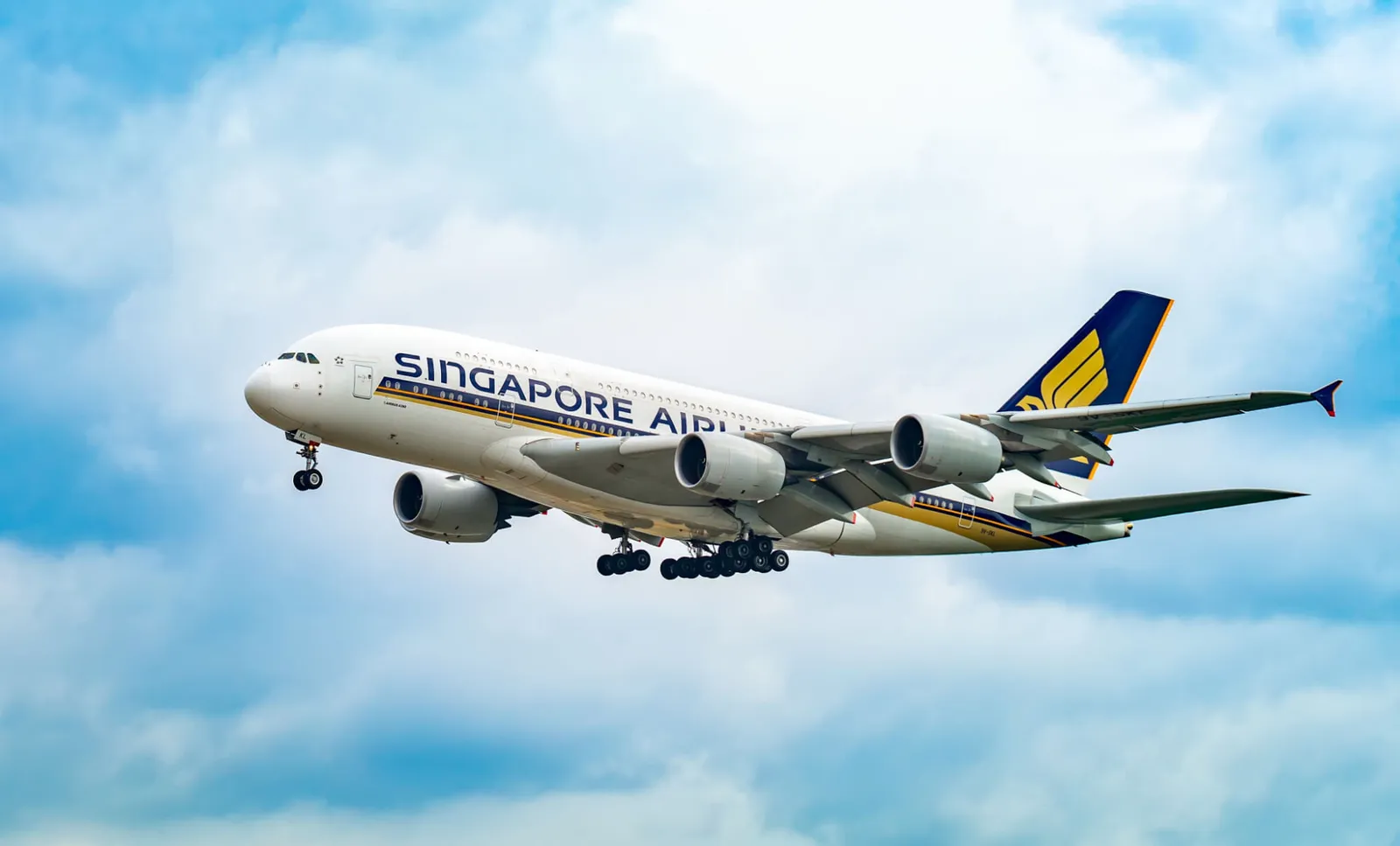 singapore_airlines_airbus_a380_landing_at_frankfurt_airport_fra