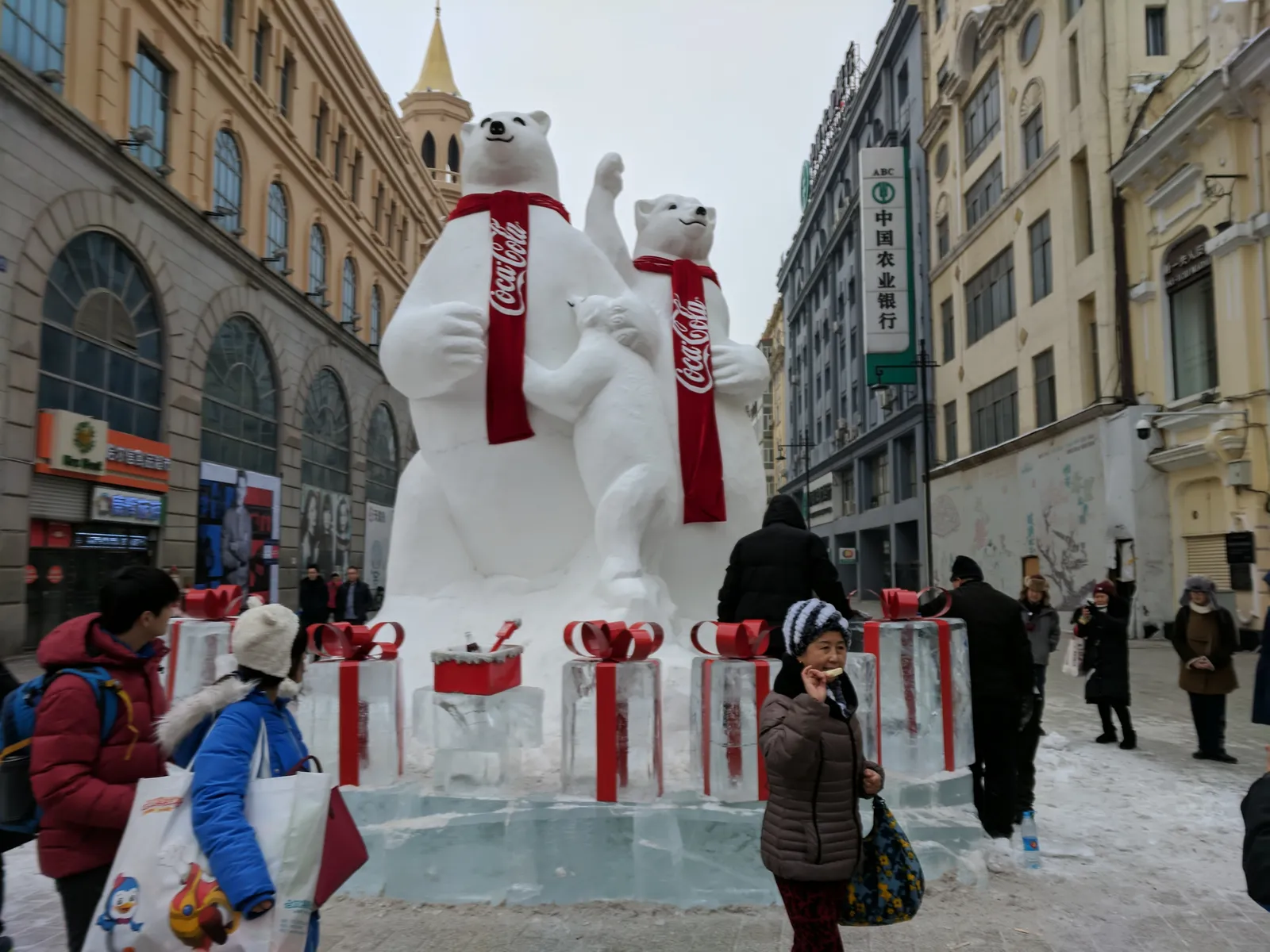 Central_Street_(Zhongyang_Dajie),_Harbin_10_Ice_(snow)_sculpture