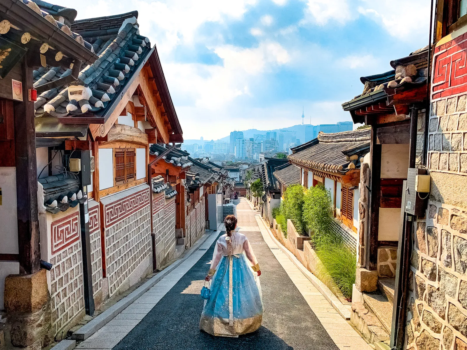 bukchon-hanok-village-gahoe-dong-seoul-hanbok