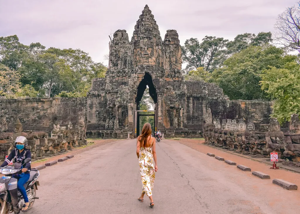south-gate-angkor-wat-visit