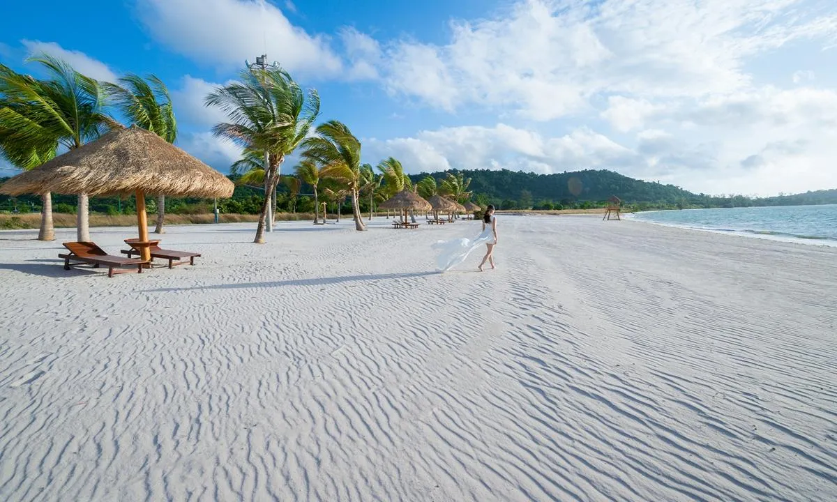 ឆ្នេរតារាសាគរ (Dara Sakor Beach)