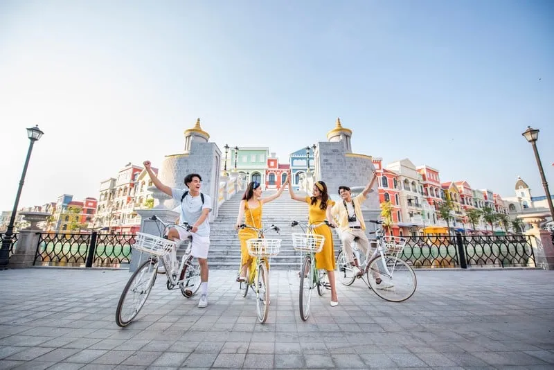 ហ្រ្គេនវើល (Grand World)