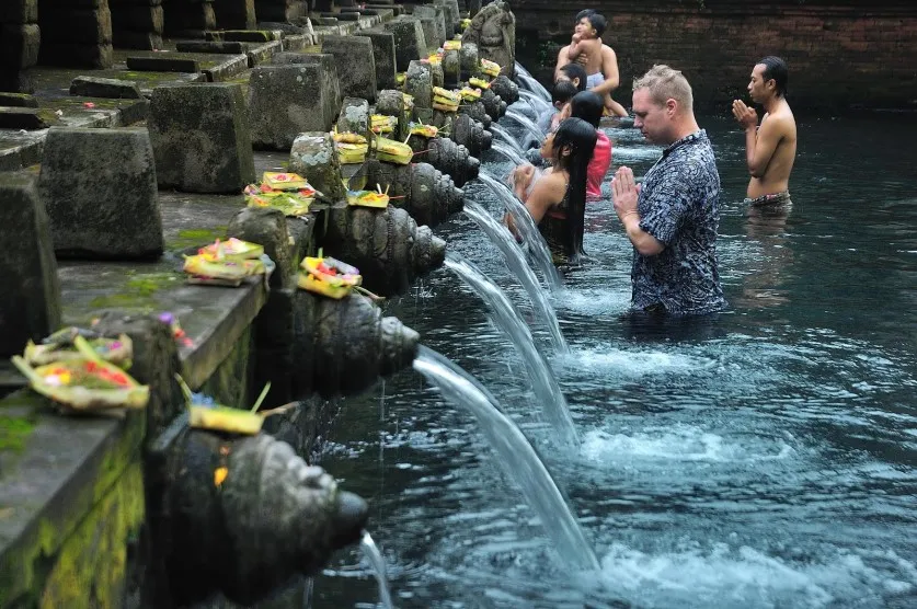 ប្រាសាទតាំប៉ាក់ស៊ីរីង (Tampak Siring Temple)