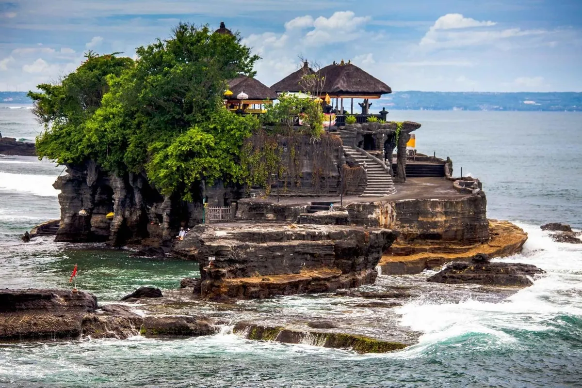 ប្រាសាទតាណាហ៍ឡូត (Tanah Lot Temple)