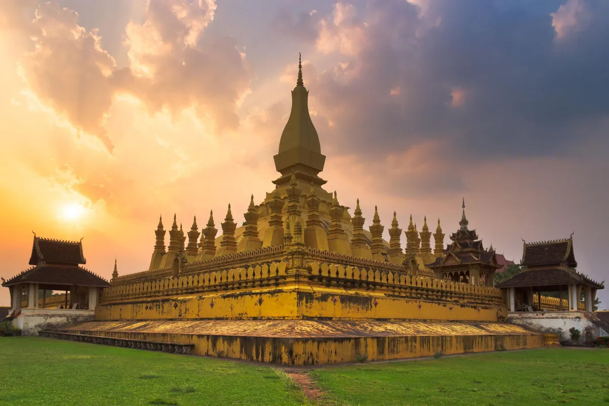 ប្រាសាទព្រះធាតុហ្លួង (Pha That Luang)