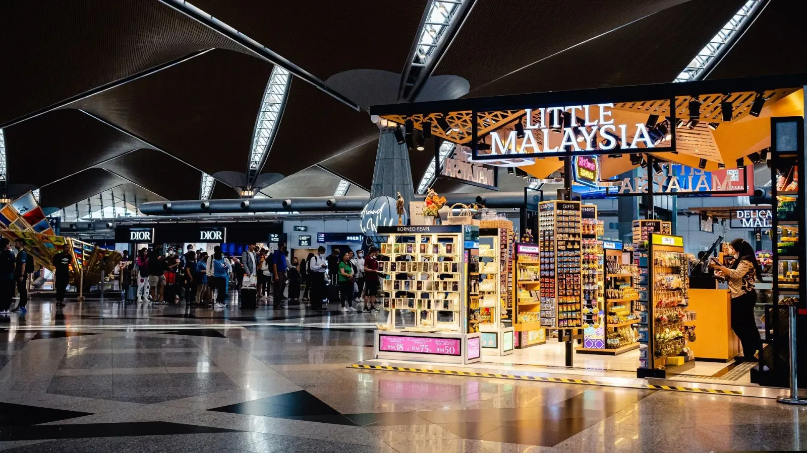 shopping-oppurtunities-at-kuala-lumpur-international-airport-lydiarei-shutterstock