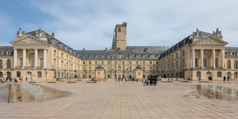 Dijon_-_Palais_des_Ducs_et_des_États_de_Bourgogne_-_01