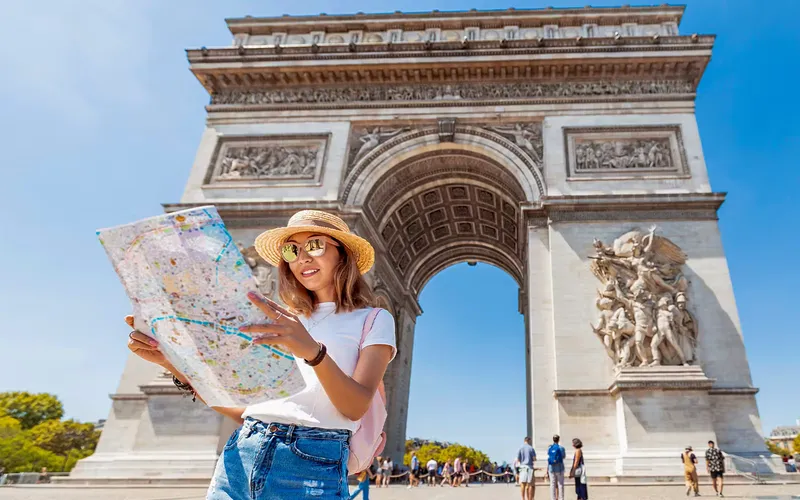 b1769e282eb86f46fbfc8b1ea5817096-famous Arc de Triomphe.avif